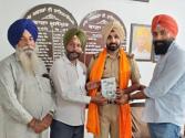 ਪੱਤਰਕਾਰ ਤੇ ਲੇਖਕ ਗੁਰਪ੍ਰੀਤ ਸਿੰਘ ਜਖਵਾਲੀ ਨੇ SHO ਅੰਮ੍ਰਿਤਵੀਰ ਸਿੰਘ ਨੂੰ ਭੇਟ ਕੀਤੀ ਬਾਲ ਸਾਹਿਤ ਕਿਤਾਬ 'ਪੰਛੀ ਤੇ ਕੁਦਰਤ'