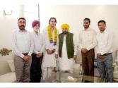  ਸਾਬਕਾ ਭਾਰਤੀ ਕ੍ਰਿਕਟਰ ਮਨਪ੍ਰੀਤ ਸਿੰਘ 'ਗੋਨੀ' ਅਤੇ ਅੰਤਰਰਾਸ਼ਟਰੀ ਗੋਲਡ ਮੈਡਲਿਸਟ ਕੁਨਾਰ ਆਮ ਆਦਮੀ ਪਾਰਟੀ 'ਚ ਸ਼ਾਮਲ
