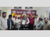 ਮੋਹਾਲੀ ਪ੍ਰੈਸ ਕਲੱਬ ਵੱਲੋਂ ਹੜ੍ਹ ਪੀੜਤਾਂ ਲਈ 1.51 ਲੱਖ ਦੀ ਰਾਸ਼ੀ ਖਜ਼ਾਨਾ ਮੰਤਰੀ ਹਰਪਾਲ ਸਿੰਘ ਚੀਮਾ ਨੂੰ ਕੀਤੀ ਭੇਂਟ
