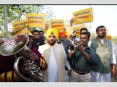 ਪ੍ਰਤਾਪ ਬਾਜਵਾ ਦੀਆਂ ਟਿੱਪਣੀਆਂ ਦੇ ਵਿਰੋਧ 'ਚ ‘ਬੈਂਡ ਵਾਜੇ’ ਨਾਲ ਵਿਧਾਨ ਸਭਾ ਪਹੁੰਚੇ AAP ਆਗੂ