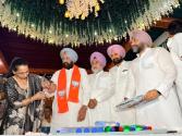 ਭਾਜਪਾ ਆਗੂ ਗੁਰਦਰਸ਼ਨ ਸੈਣੀ ਵੱਲੋਂ ਰੱਖੜੀ ਸਮਾਗਮ: ਹਜ਼ਾਰਾਂ ਭੈਣਾਂ ਨੇ ਕੇਵਲ ਸਿੰਘ ਢਿੱਲੋਂ ਦੇ ਬੰਨ੍ਹੀ ਰੱਖੜੀ, ਤੋਹਫ਼ੇ 'ਚ ਵੰਡੇ ਸੂਟ