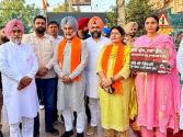 Zirakpur 'ਚ ਭਾਜਪਾ ਦੀ 'ਨਸ਼ਾ ਮੁਕਤ ਯਾਤਰਾ' - ਗੁਰਦਰਸ਼ਨ ਸਿੰਘ ਸੈਣੀ ਦੇ ਟਰੈਕਟਰ 'ਤੇ ਬੈਠ ਪੰਡਾਲ ਪੁੱਜੇ MP ਮਨੋਜ ਤਿਵਾੜੀ-ਲੋਕਾਂ ਦਾ ਹੋਇਆ ਭਾਰੀ ਇਕੱਠ